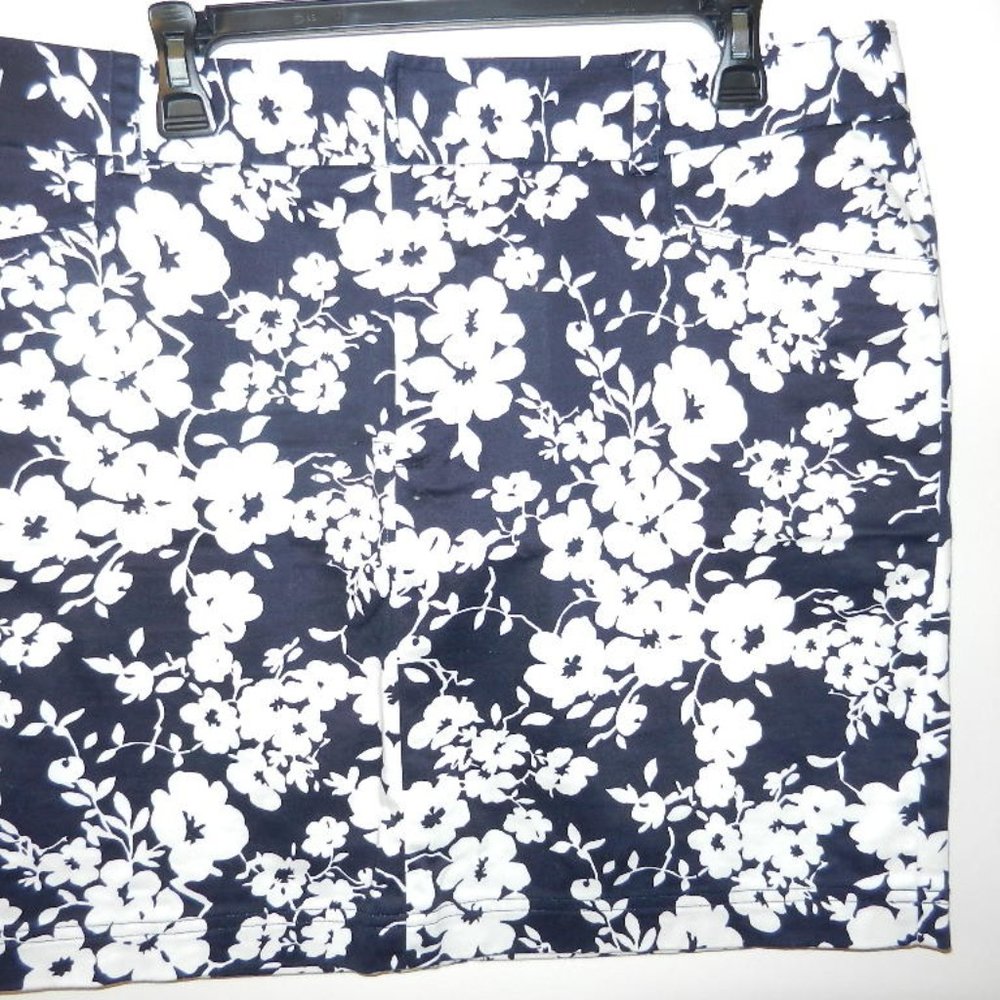 Ralph Lauren CHAPS Floral navy/white golf  skirt